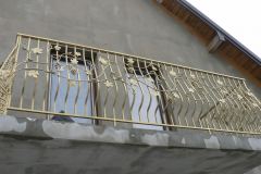 balustrada w kolorze złotym