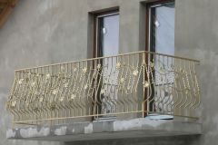 zdobiona balustrada balkonowa w kolorze złotym