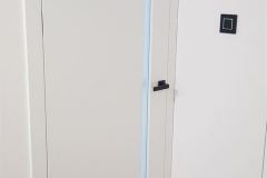 Drzwi wewnętrzne z wąskim przeszkleniem