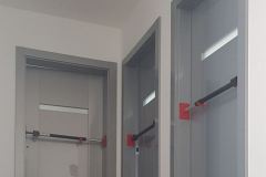 Drzwi wewnętrzne - montaż z użyciem rozpórek