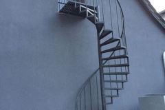 Escalier en colimaçon - une structure basée sur un tuyau en acier