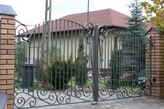Un portail en acier décoré