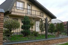 Stalowe, stylizowane ogrodzenie